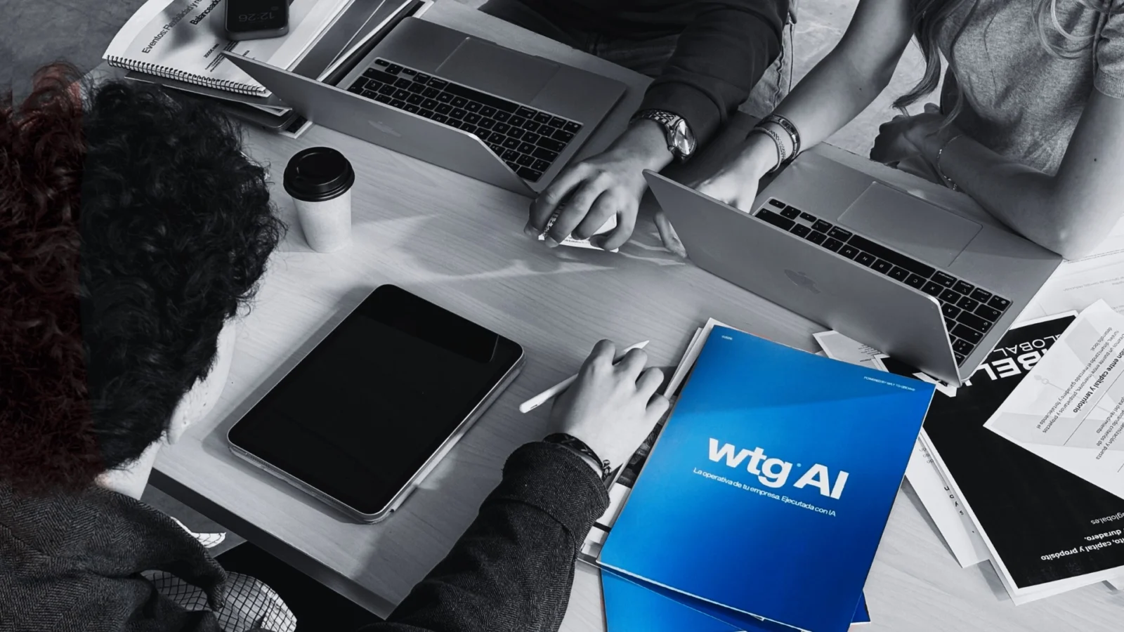 Equipo de WTG trabajando sobre documentación y tecnología