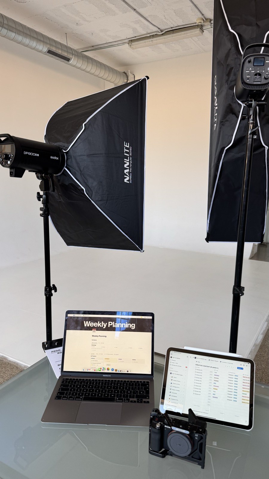 Cámara, iluminación, portátil y tableta durante una producción audiovisual.